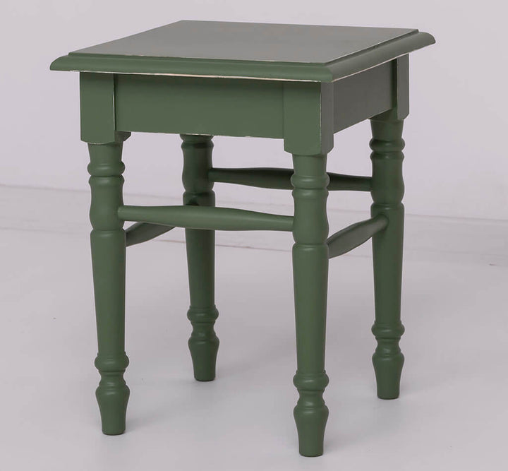 Tabouret en pin massif de face avec assise carrée — Le Grenier Campagnard
