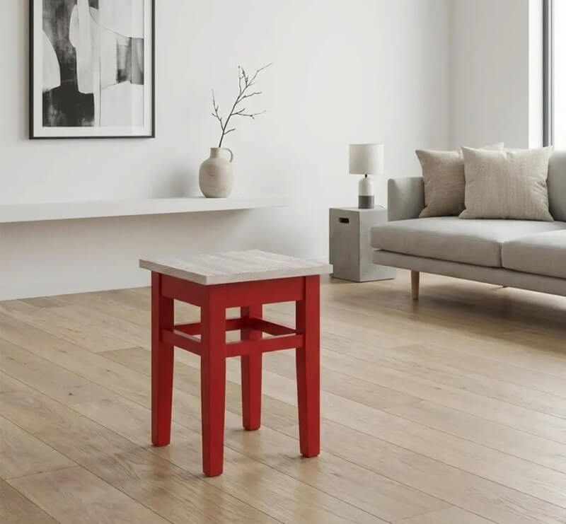 Tabouret en pin massif dans un salon moderne — Le Grenier Campagnard