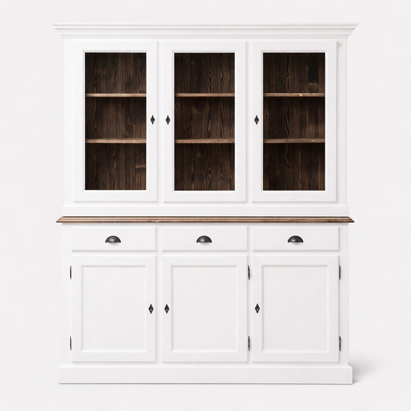 Vaisselier en pin massif blanc avec trois portes vitrées fermées et étagères intérieures en bois foncé.