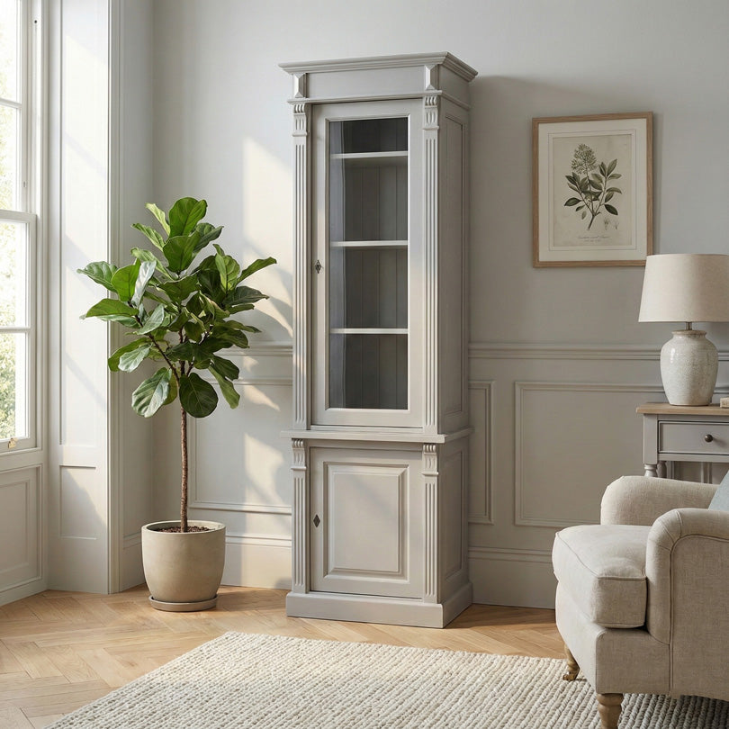 Vaisselier en pin massif avec porte vitrée en partie haute et porte pleine en partie basse, présenté dans un salon