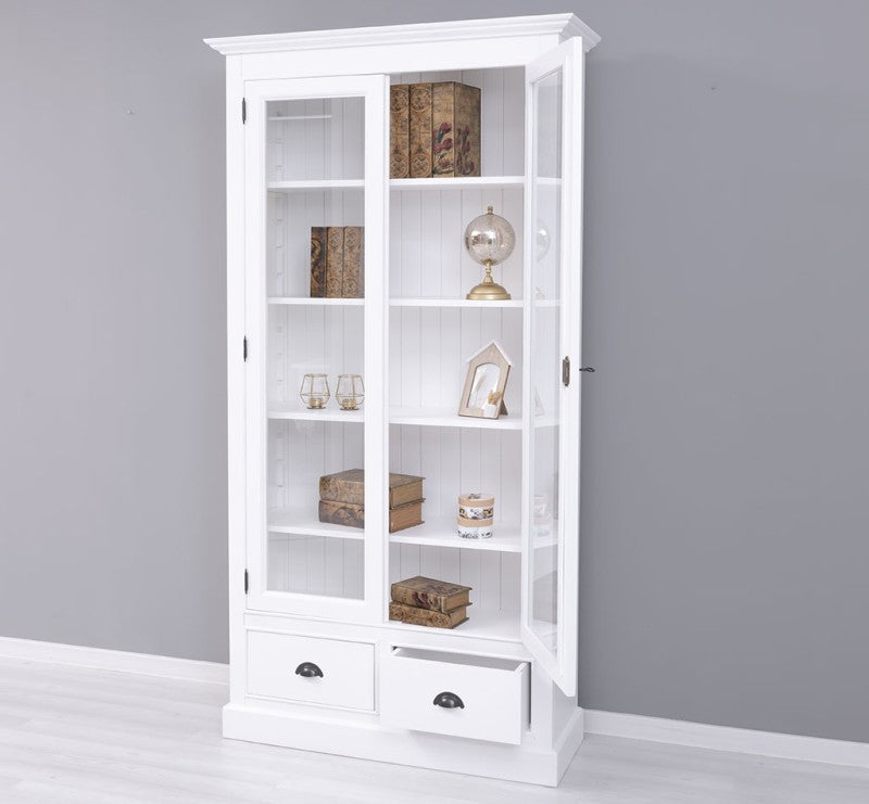 Vitrine en pin massif finition blanc vue en angle avec décoration