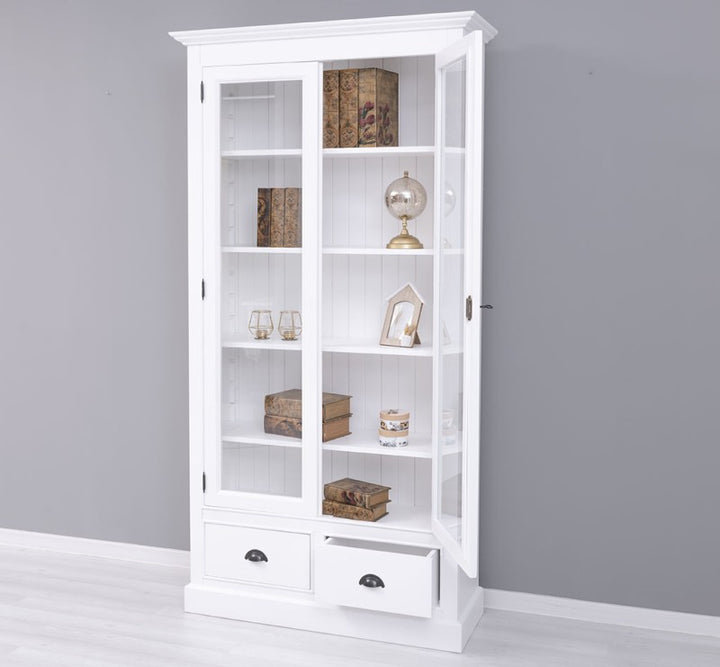 Vitrine en pin massif finition blanc vue en angle avec décoration