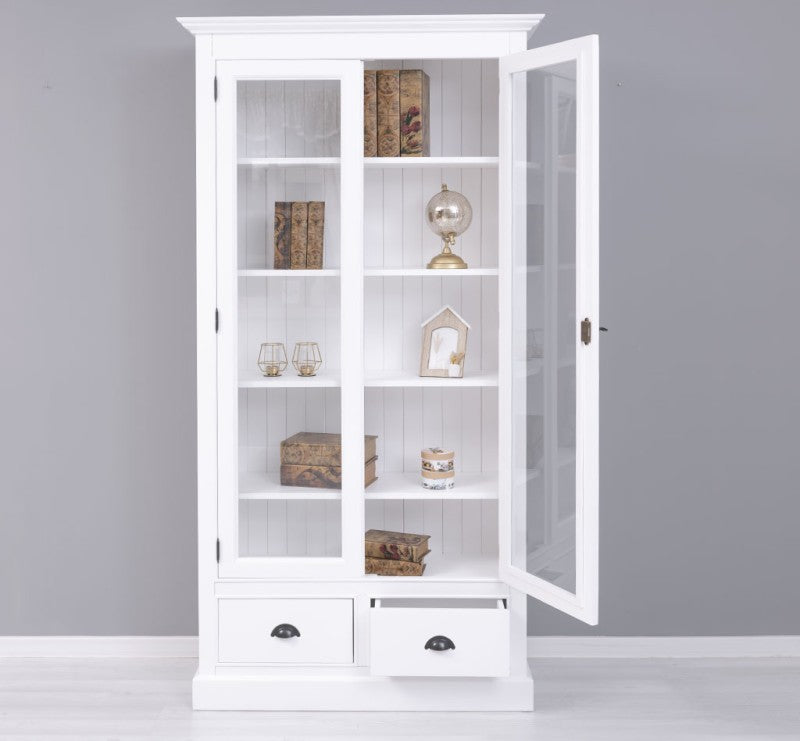 Vitrine en pin massif finition blanc vue de face avec décoration