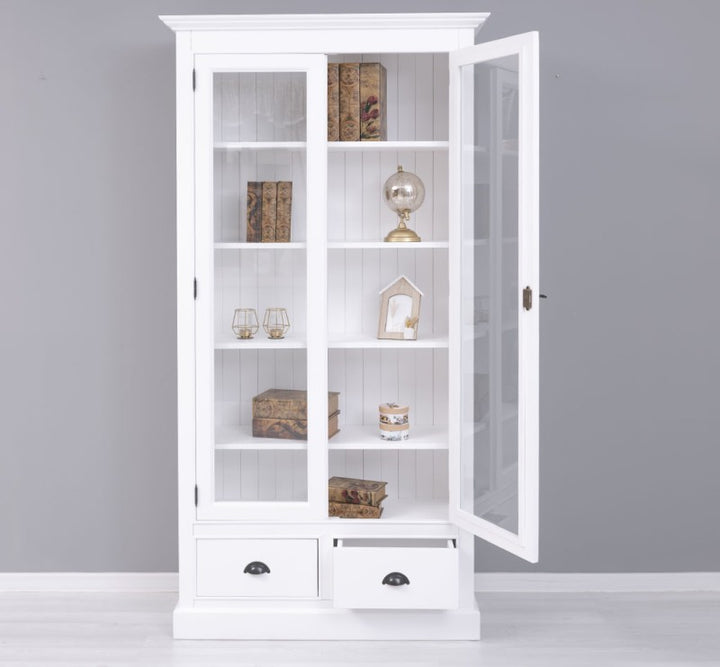 Vitrine en pin massif finition blanc vue de face avec décoration