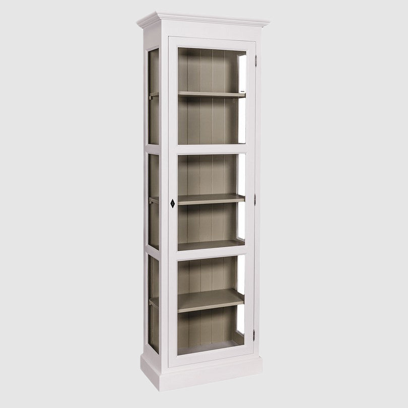 Vitrine colonne en pin massif avec porte vitrée et étagères intérieures, vue trois-quarts côté gauche.