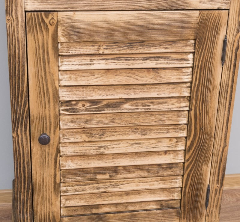 Vitrine étroite en pin massif GS574 – détail de la porte persienne