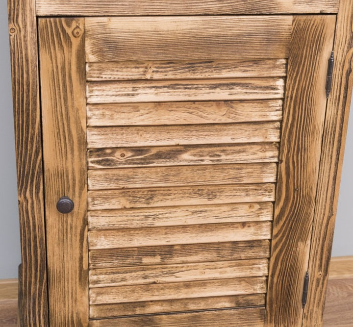 Vitrine étroite en pin massif GS574 – détail de la porte persienne