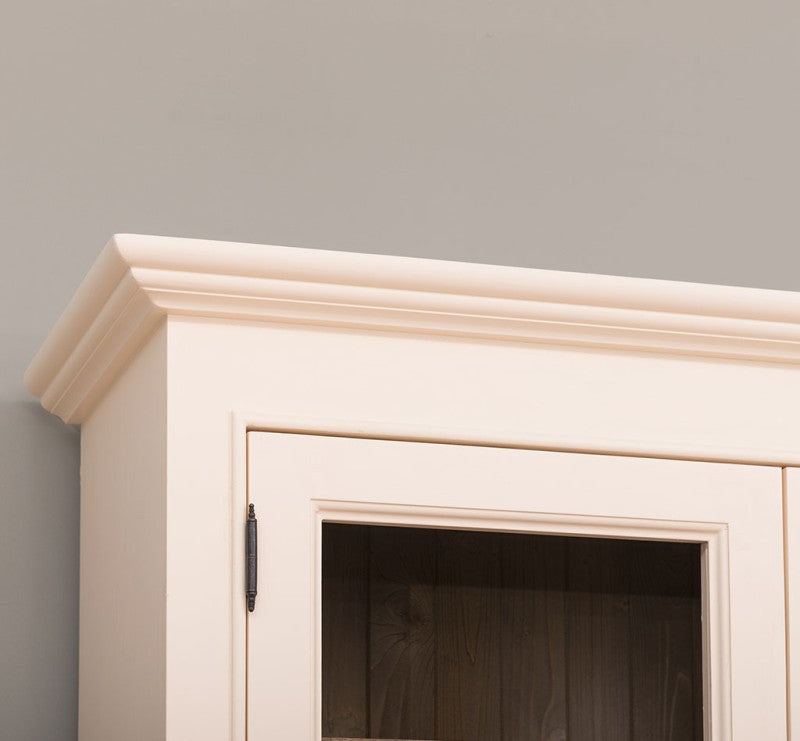 Détail de la corniche d’une vitrine en pin massif finition ivoire