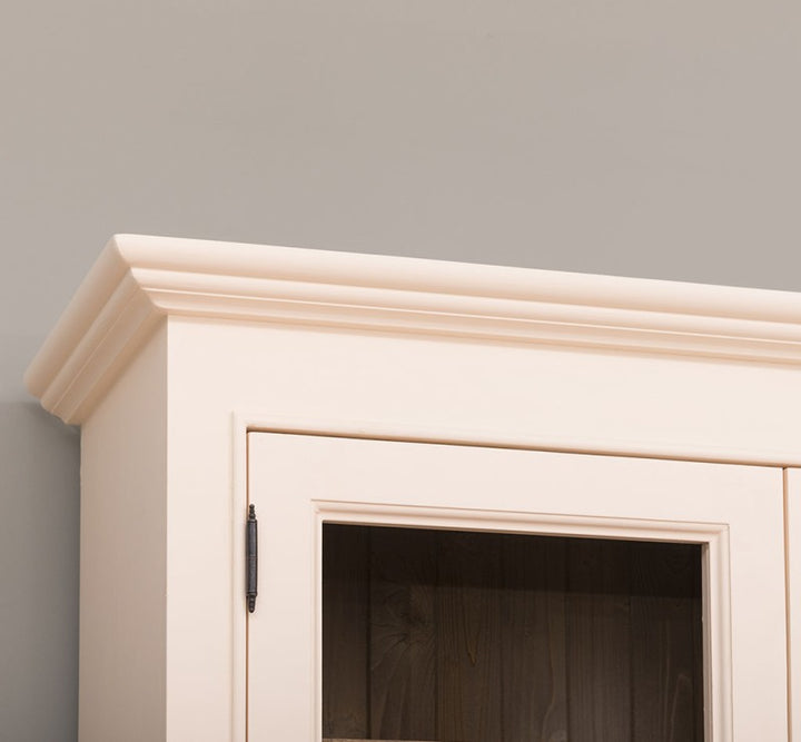 Détail de la corniche d’une vitrine en pin massif finition ivoire