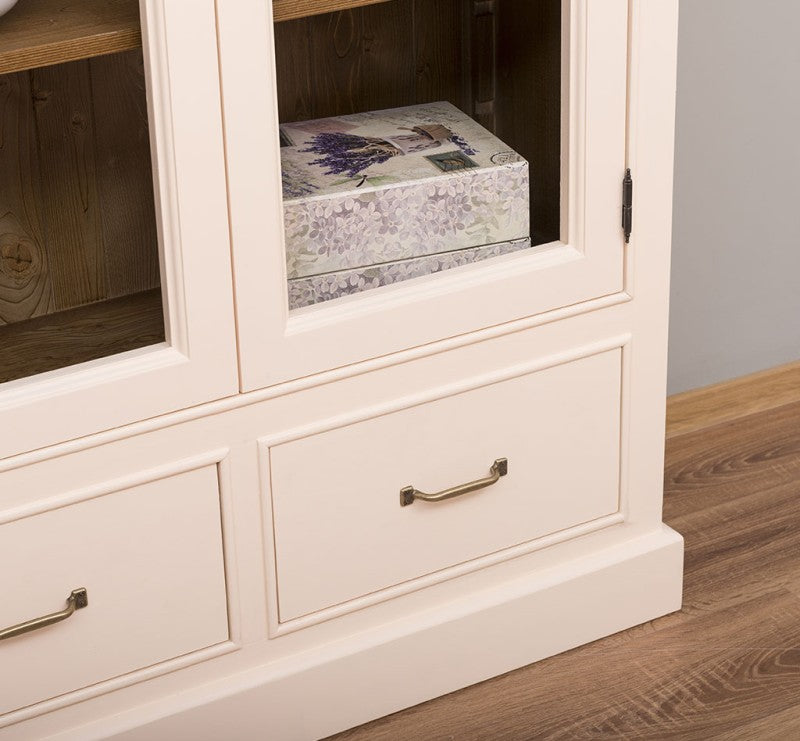 Détail des tiroirs d’une vitrine en pin massif finition ivoire