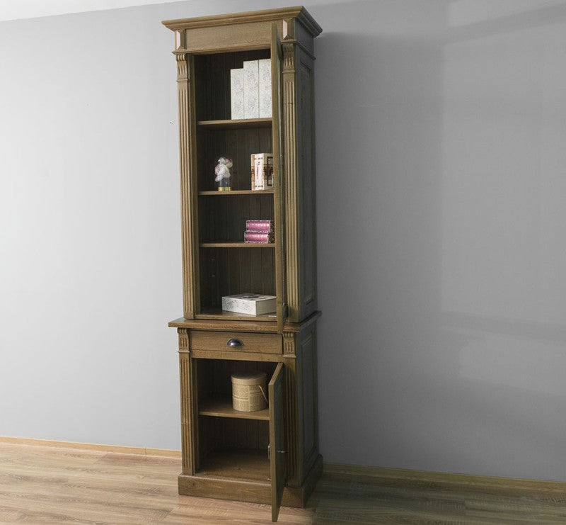 Vitrine en pin massif avec porte vitrée ouverte laissant apparaître les étagères de la partie haute.