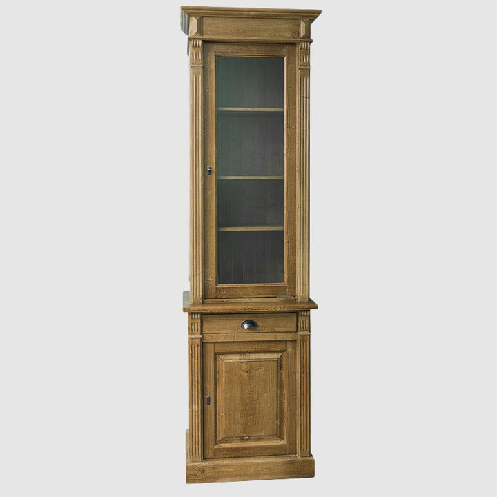 Vitrine en pin massif avec porte vitrée en partie haute, tiroir et porte pleine en partie basse, vue de face.