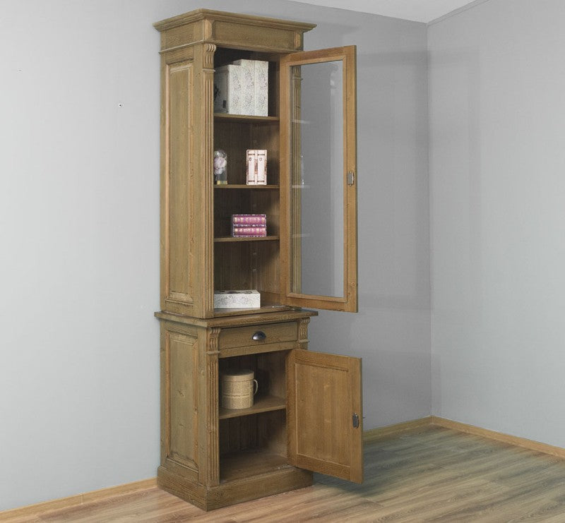 Vitrine en pin massif avec porte vitrée et porte basse ouvertes montrant les espaces de rangement.